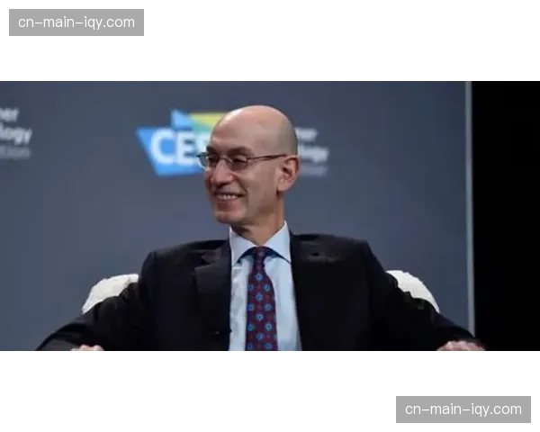 NBA总裁亚当·萧华在科技峰会演示AI“球员视角模式”新功能